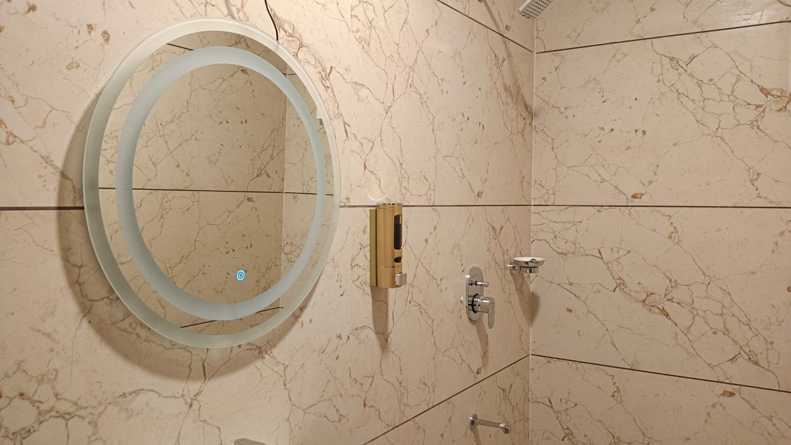 Deluxe Room Bathroom