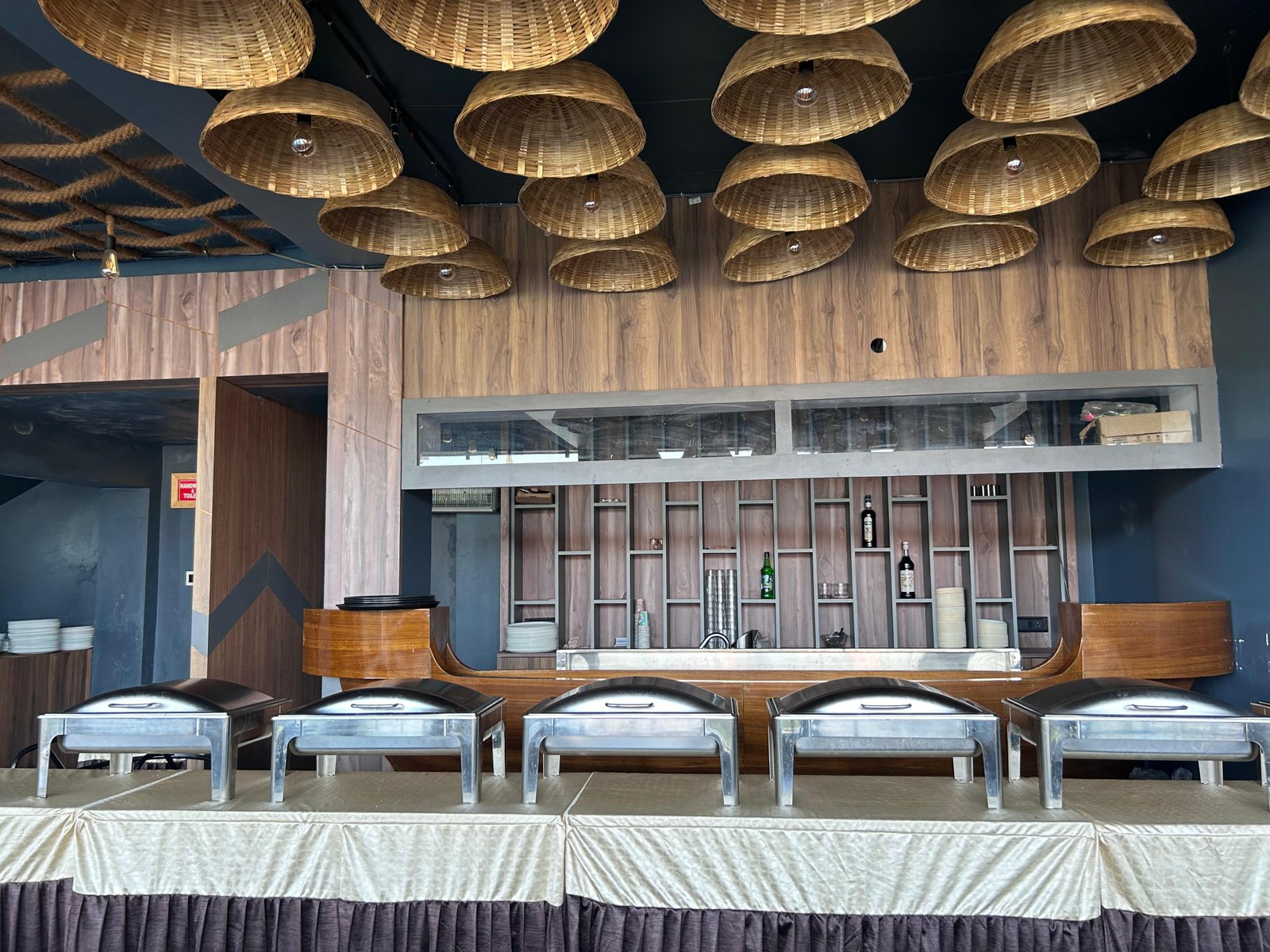 Dining Before an Early Ferry: Breakfast and Meal Planning at Aqua Lounge Restaurant